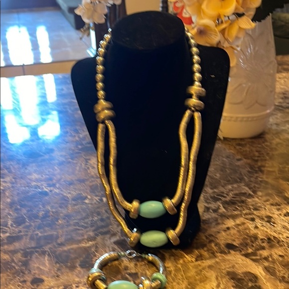 Elegant Beaded Necklace in Gold and Turquoise - Picture 4 of 5